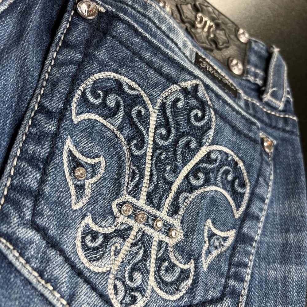 Miss Me fleur de lis enboired jeans size 28 distressed boot cut‎ western Buckle - Picture 2 of 10